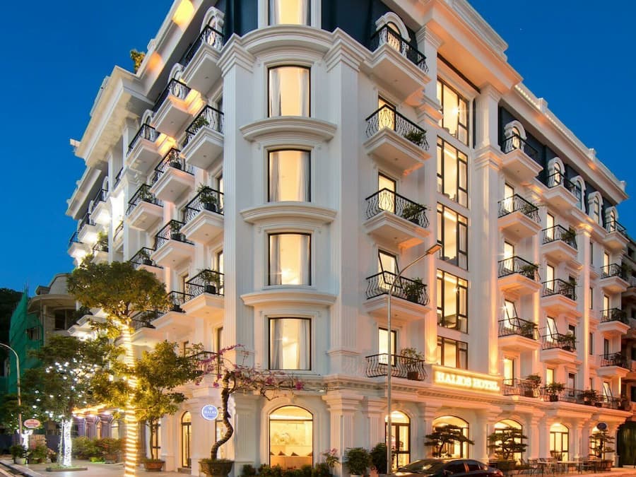 Fachada de la propiedad por la tarde o noche