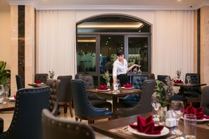 Breakfast, lunch and dinner served - Halios Hotel Halong (Ha Long)