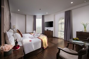 Roman Junior Suite | Minibar, in-room safe, desk, laptop workspace - Halios Hotel Halong (Ha Long)