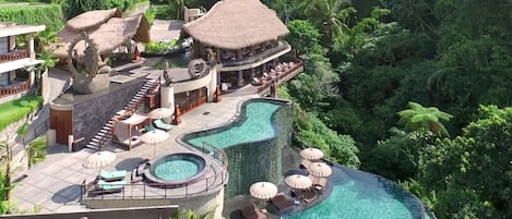 Piscine extérieure, cabanons gratuits, parasols de plage