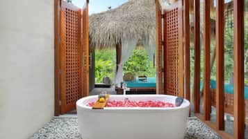 Grand 1 Bedroom Private Pool Villa with River View | Baño | Tina y regadera independientes y regadera tipo lluvia