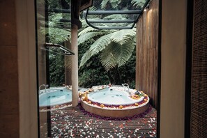 Grand Riverside Private Pool Villa | Bathroom | Separate tub and shower, rainfall showerhead, free toiletries - Aksari Resort & Spa Ubud by Ini Vie Hospitality (Tegallalang)