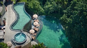 Piscine extérieure, cabanons gratuits, parasols de plage