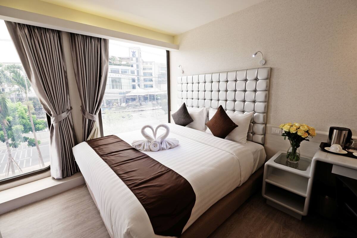 Standard Room, 1 Double Bed | In-room safe, desk, WiFi (free), bed sheets