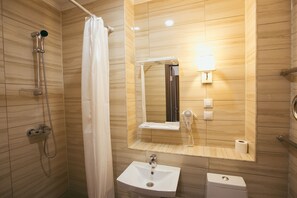 Standaard kamer | Badkamer | Een douche, gratis toiletartikelen, een haardroger, pantoffels