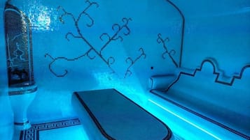 Piscine couverte, chaises longues
