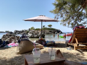 Plage à proximité, chaises longues