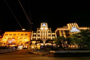 ด้านหน้าที่พัก - ตอนเย็น/กลางคืน
