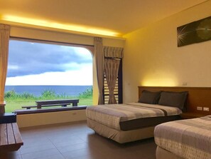 Quadruple Room | Meja, langsir/tirai gelap terus, cadar katil