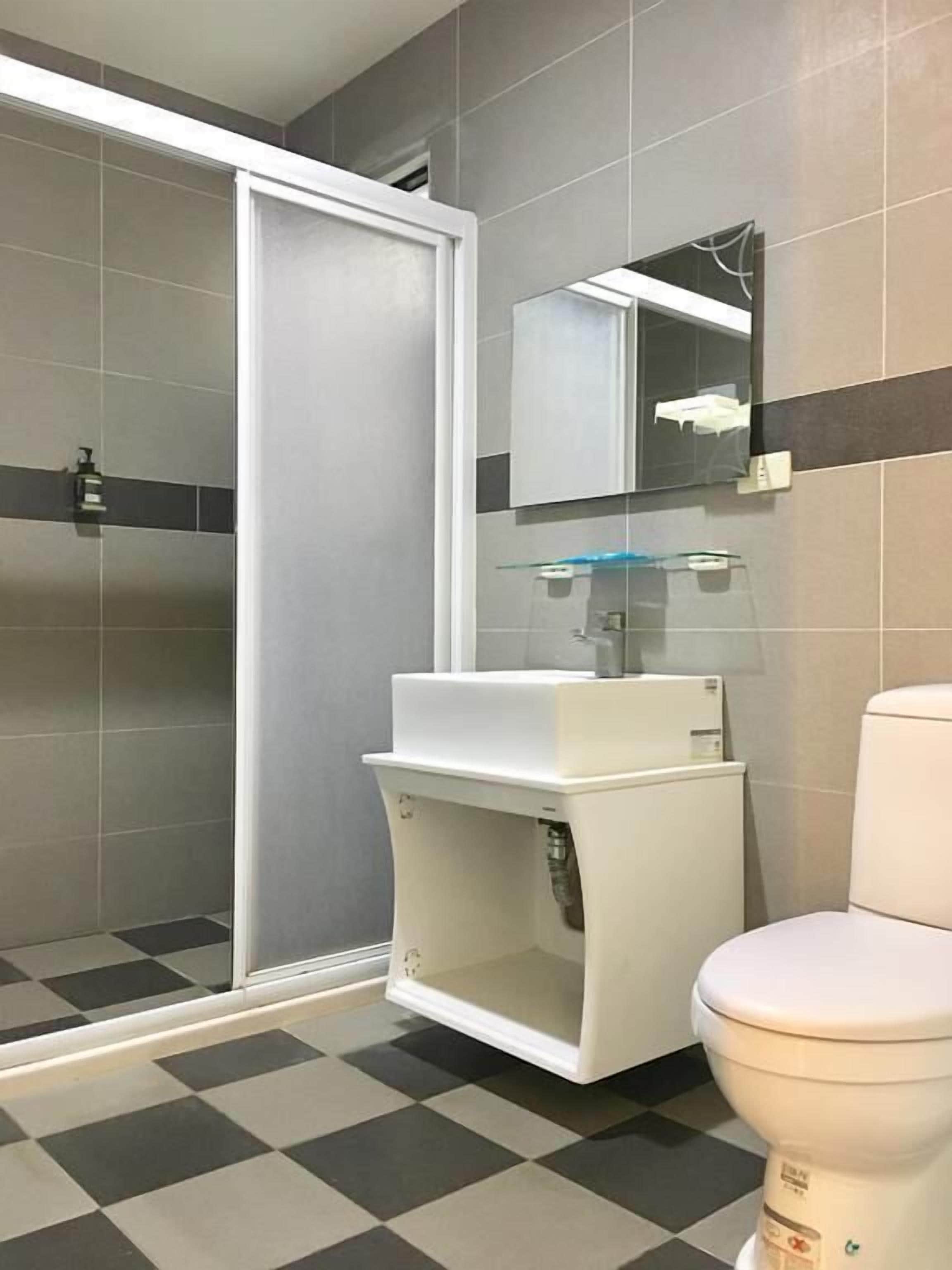 Shower, rainfall showerhead, free toiletries, hair dryer