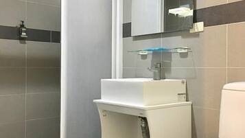 Shower, rainfall showerhead, free toiletries, hair dryer