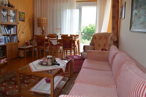 Tv, tv-spel, dvd-spelare och böcker