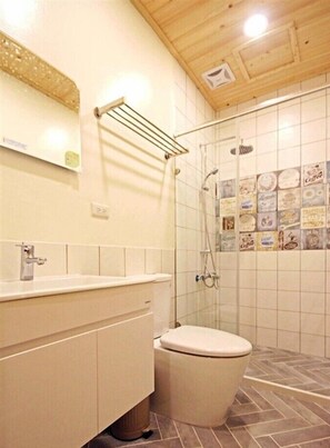 A bathroom with a toilet, sink, and shower. - Olga B&B (Beipu)