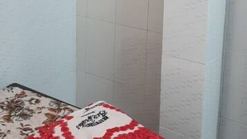 Basic Double or Twin Room, 1 Twin Bed | In-room safe, blackout drapes, free WiFi