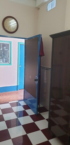 Habitación básica con 1 cama doble o 2 individuales, 1 cama individual | Caja fuerte, cortinas opacas, wifi gratis