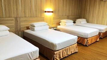 1 habitación, decoración personalizada y escritorio