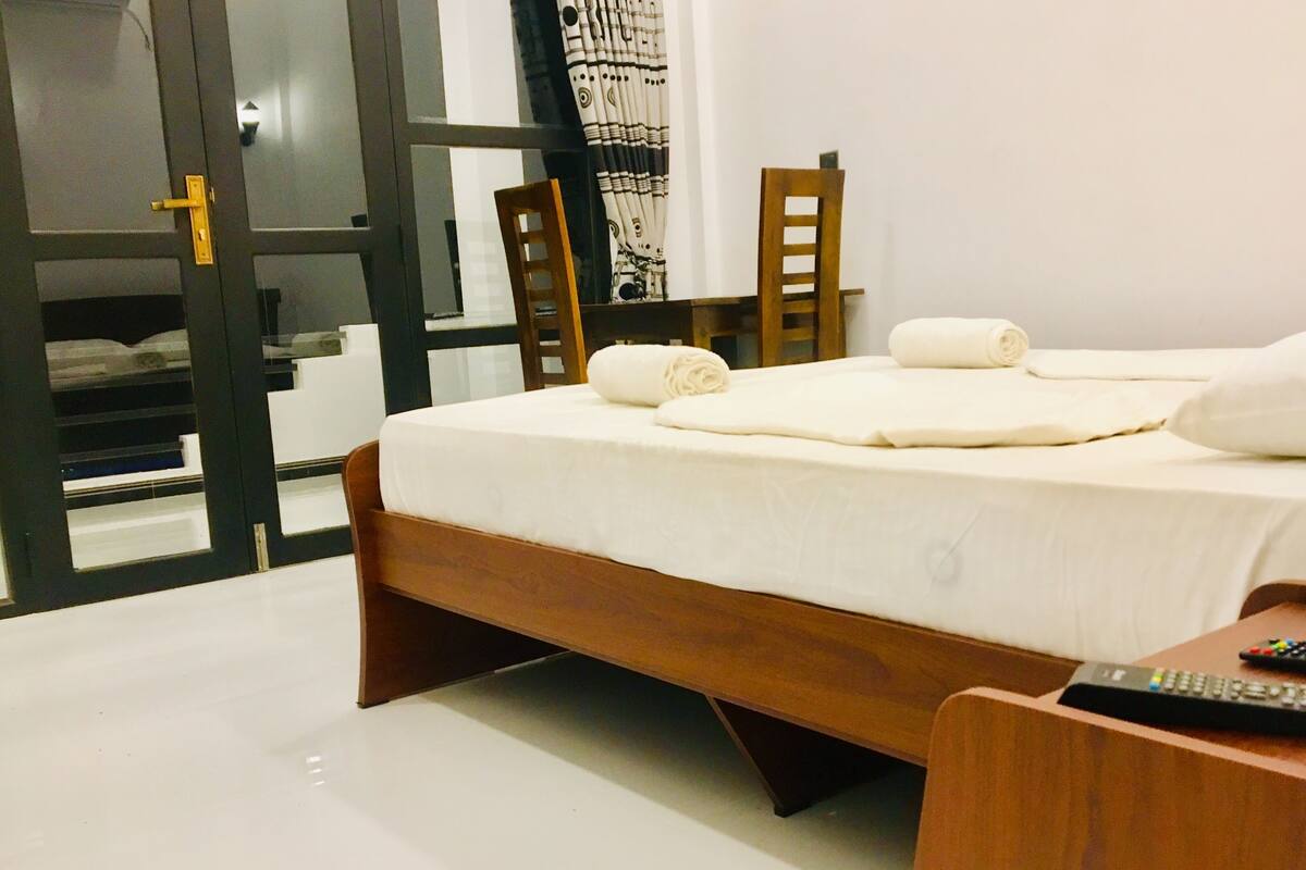 Minibar, kedap suara, Wi-Fi gratis, dan seprai linen