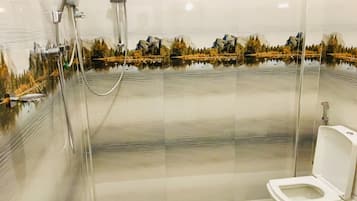 Studio Deluxe | Salle de bain | Douche, douche hydromassante, serviettes fournies, savon