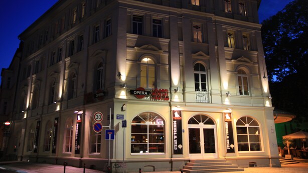 A historic building with a sign for 'Opera' and 'Steak 'n' Friends' restaurant. - OPERA Hostel (Erfurt)