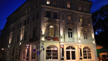 Fassade der Unterkunft – Abend/Nacht