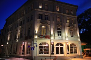 Façade de l’hébergement - soirée/nuit