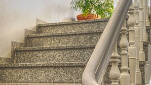 A staircase with a stone balustrade. - OPERA Hostel (Erfurt)