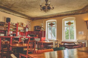 Sarapan prasmanan setiap hari (EUR 12.50 per orang)