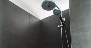 Shower, rainfall showerhead, hair dryer, shampoo - bikehikesleep (Sasbachwalden)