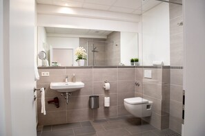 Dusche, kostenlose Toilettenartikel, Haartrockner, Handtücher