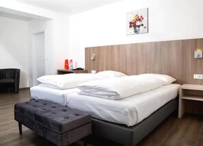 Escritorio, sistema de insonorización, wifi gratis y ropa de cama