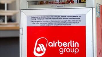 Een trolley met het logo van de Airberlin Group en een waarschuwing over gewichtslimieten.