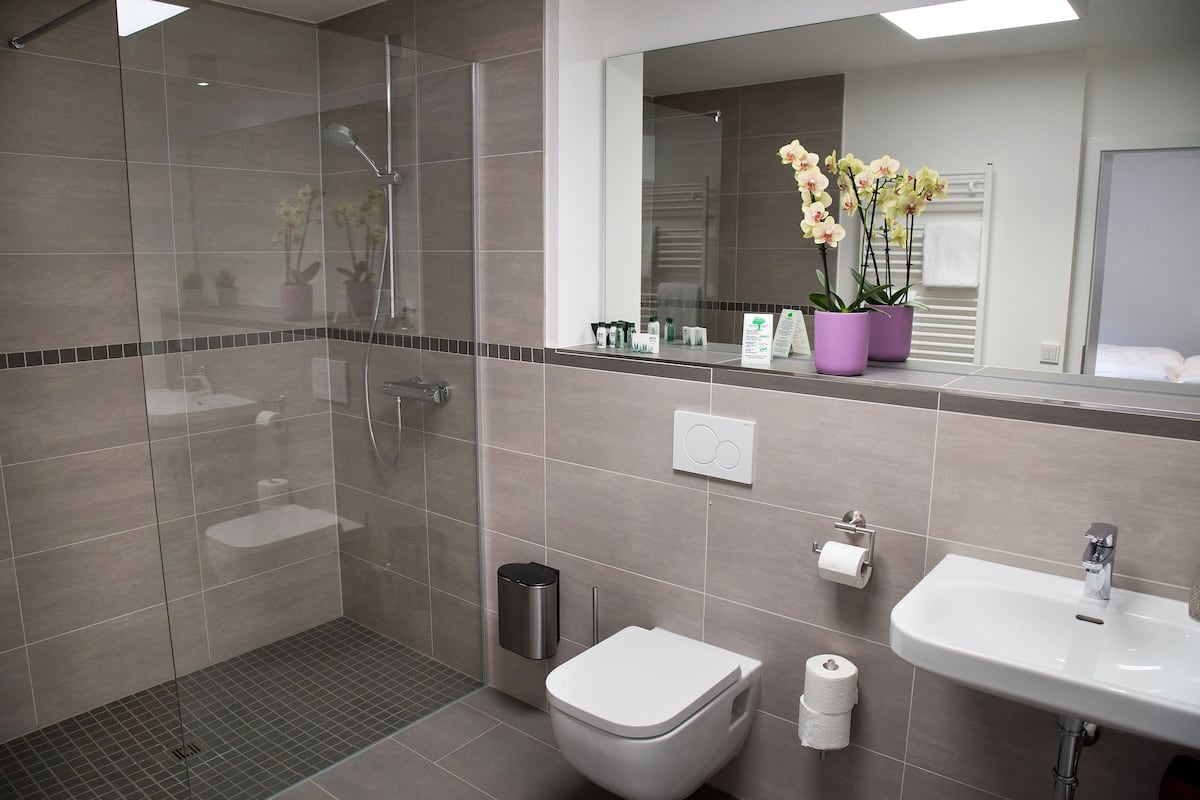 desk, soundproofing, free wifi, bed sheets