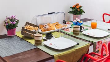 Desayuno de autoservicio diario (EUR 5 por persona)