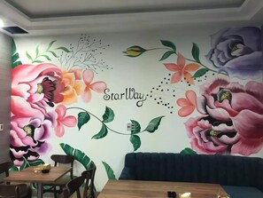 Lobby sitting area - Starway Hotel (Ha Long)