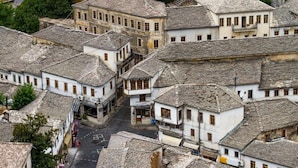 A historic town with closely packed buildings, narrow streets, and a central square. - Hotel RELAX Pazari i Vjeter (Gjirokastër)