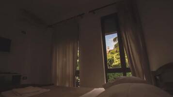 Habitación triple, baño privado | Wifi gratis y ropa de cama