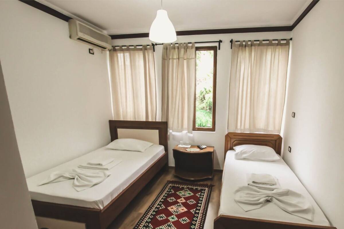 Twin kamer, balkon, uitzicht op de stad | Gratis wifi, beddengoed