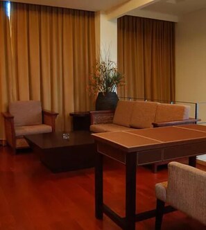 Luxury Quadruple Room | Living area | Flat-screen TV - Hiye Motel (Dounan)