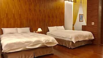 Phòng 4 Deluxe | Bộ đồ giường cao cấp, chăn bông, bàn, màn/rèm cản sáng