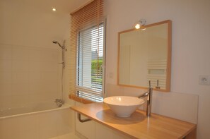 Baignoire, serviettes fournies, papier toilette