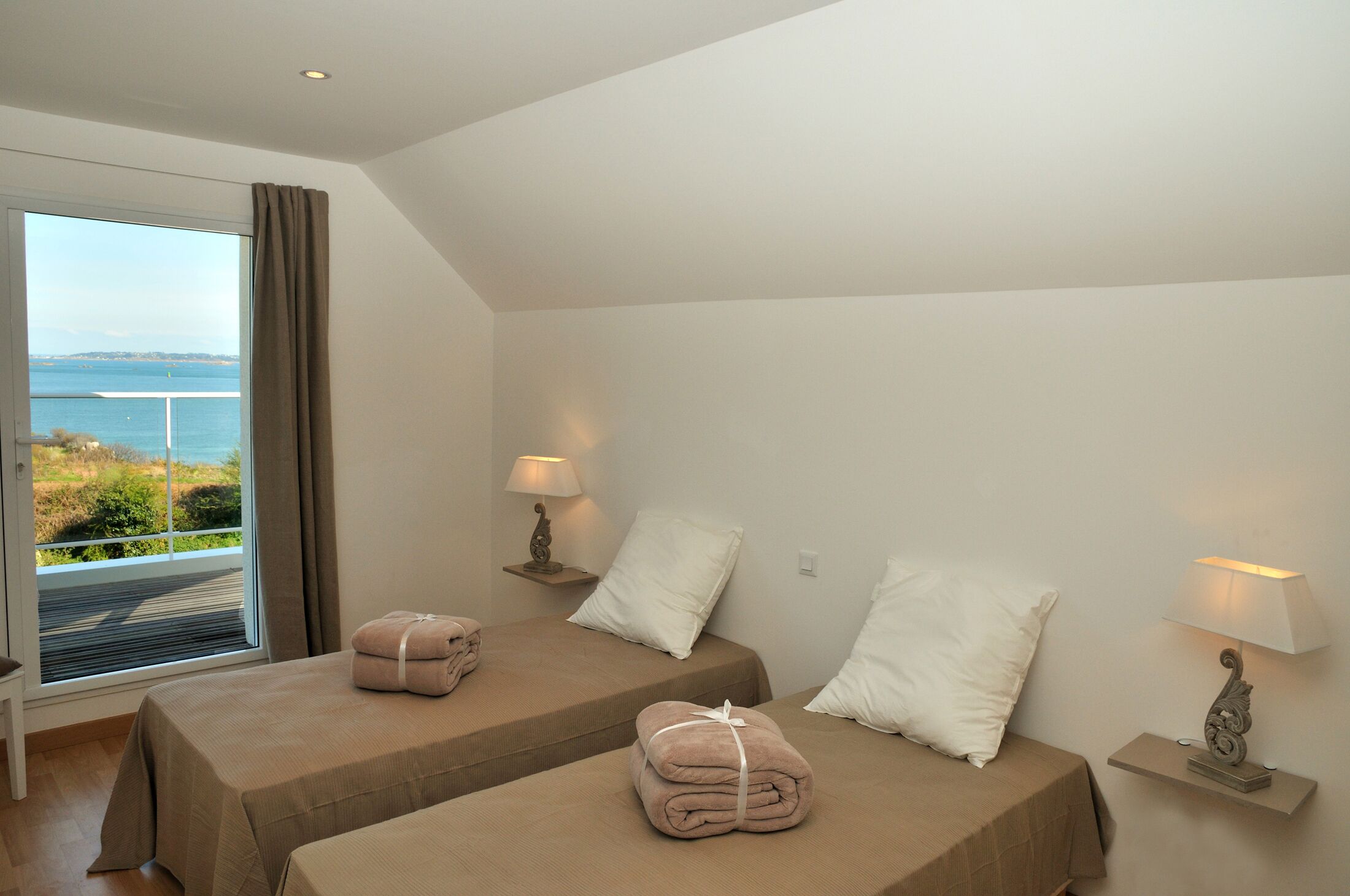3 slaapkamers, een strijkplank/strijkijzer, gratis wifi, beddengoed