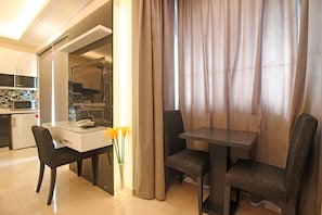 Habitació Deluxe, vistes al mar | Cuina bàsica privada | Frigorífic, microones, cafetera i tetera i bullidora elèctrica