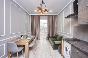 Apartamento, sacada (79) | Cozinha privada | Geladeira grande, micro-ondas, cooktop, chaleira elétrica