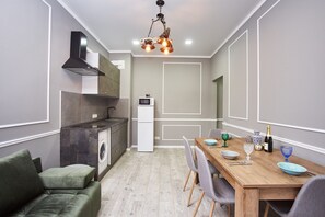 Apartamento, sacada (79) | Cozinha privada | Geladeira grande, micro-ondas, cooktop, chaleira elétrica