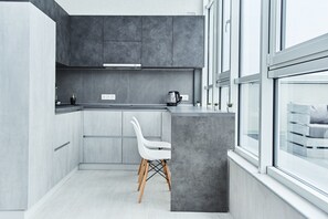 Full-sized fridge, microwave, stovetop, electric kettle - 28 Pearls for VIP guests Apartments (Odesa)