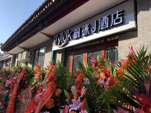 Un hotel de estilo arquitectónico tradicional, con un cartel que muestra caracteres chinos.