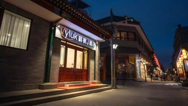 Un bâtiment traditionnel avec une enseigne indiquant « Yluk » et « J Hotel ».