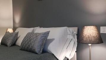 Minibar, Schreibtisch, kostenlose Babybetten, Zustellbetten