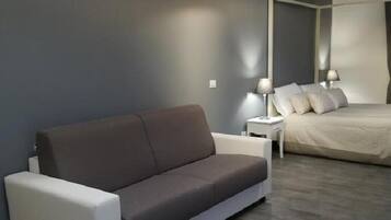Minibar, Schreibtisch, kostenlose Babybetten, Zustellbetten