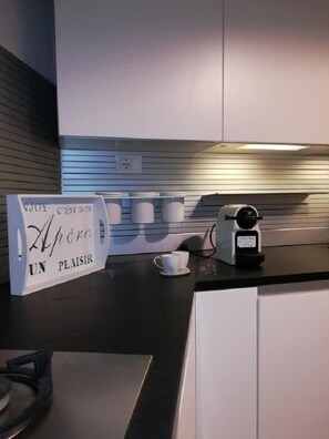 Réfrigérateur, cafetière/bouilloire, bouilloire électrique